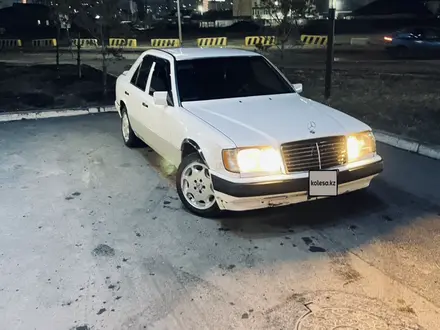 Mercedes-Benz E 260 1989 года за 611 111 тг. в Астана
