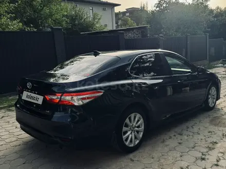 Toyota Camry 2018 года за 11 000 000 тг. в Алматы – фото 4