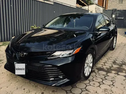 Toyota Camry 2018 года за 11 000 000 тг. в Алматы – фото 2