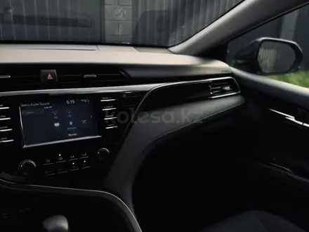 Toyota Camry 2018 года за 11 000 000 тг. в Алматы – фото 7