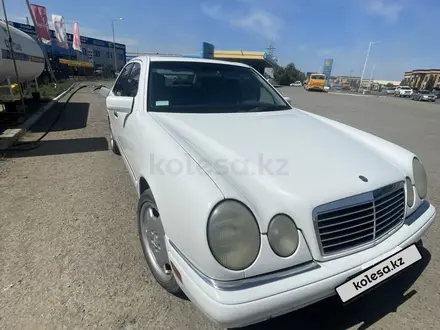 Mercedes-Benz E 320 1999 года за 3 800 000 тг. в Актобе