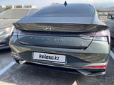 Hyundai Elantra 2022 года за 8 138 333 тг. в Алматы – фото 5