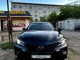 Toyota Camry 2020 года за 11 500 000 тг. в Семей – фото 2
