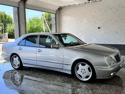 Mercedes-Benz E 320 1999 года за 7 500 000 тг. в Шымкент – фото 2