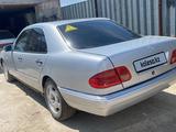 Mercedes-Benz E 320 1997 годаfor3 000 000 тг. в Атырау – фото 3