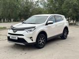 Toyota RAV4 2017 года за 13 000 000 тг. в Актобе