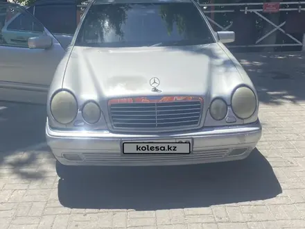 Mercedes-Benz E 200 1995 года за 2 100 000 тг. в Каратау