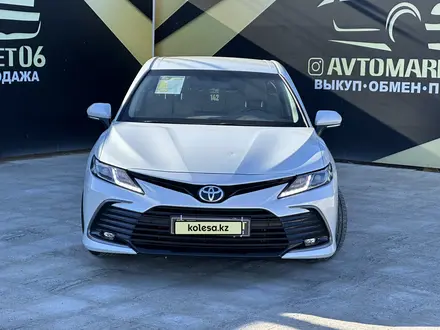 Toyota Camry 2022 года за 14 200 000 тг. в Атырау – фото 2