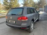 Volkswagen Touareg 2005 года за 3 800 000 тг. в Алматы – фото 4