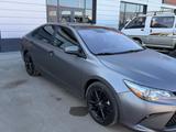 Toyota Camry 2017 года за 8 500 000 тг. в Атырау – фото 2