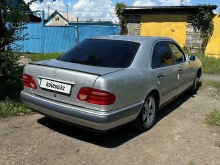 Mercedes-Benz E 230 1997 года за 2 404 397 тг. в Петропавловск – фото 3