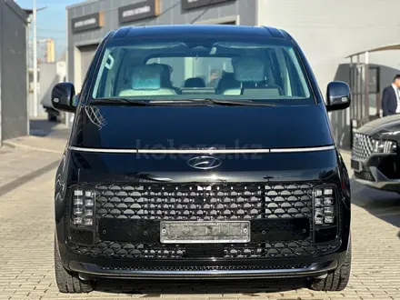 Hyundai Staria Luxe 2025 года за 27 990 000 тг. в Алматы