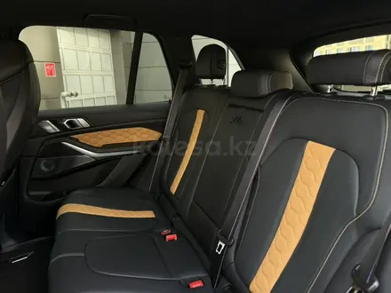 BMW X5 M 2020 года за 46 800 000 тг. в Алматы – фото 19
