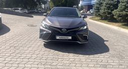 Toyota Camry 2022 года за 13 800 000 тг. в Алматы – фото 2