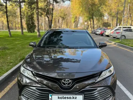 Toyota Camry 2018 года за 14 000 000 тг. в Шымкент – фото 2