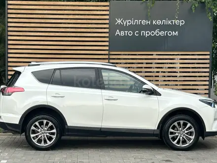 Toyota RAV4 Luxe 2017 года за 11 390 000 тг. в Алматы – фото 5