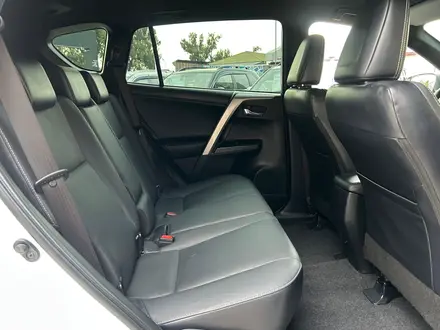 Toyota RAV4 Luxe 2017 года за 11 390 000 тг. в Алматы – фото 17