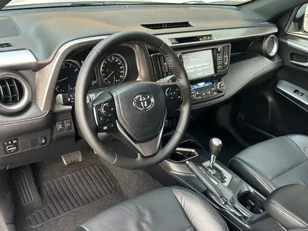 Toyota RAV4 Luxe 2017 года за 11 390 000 тг. в Алматы – фото 14