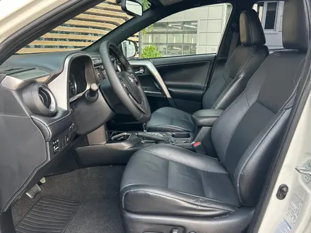 Toyota RAV4 Luxe 2017 года за 11 390 000 тг. в Алматы – фото 15