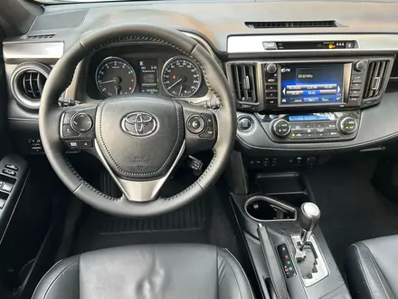 Toyota RAV4 Luxe 2017 года за 11 390 000 тг. в Алматы – фото 12