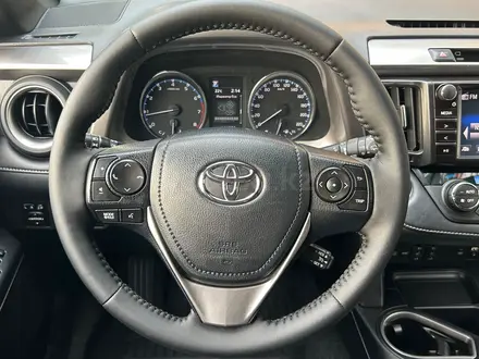 Toyota RAV4 Luxe 2017 года за 11 390 000 тг. в Алматы – фото 11