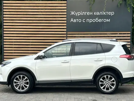 Toyota RAV4 Luxe 2017 года за 11 390 000 тг. в Алматы – фото 4
