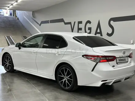 Toyota Camry 2018 года за 13 200 000 тг. в Тараз – фото 4