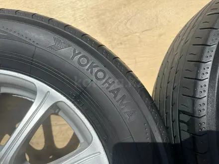 Диски с шинами Yokohama BluEarth RV-02 215/65R16 от Эльгранд Е51, 5*114.3 за 130 000 тг. в Алматы – фото 4