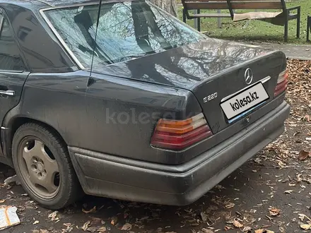 Mercedes-Benz E 220 1992 года за 1 900 000 тг. в Караганда – фото 5