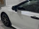 Toyota Camry 2021 года за 12 000 000 тг. в Актау – фото 3
