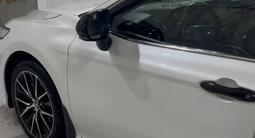 Toyota Camry 2021 года за 12 000 000 тг. в Актау – фото 3