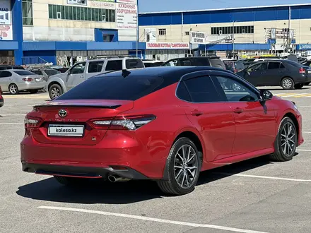 Toyota Camry 2021 года за 13 700 000 тг. в Алматы – фото 2