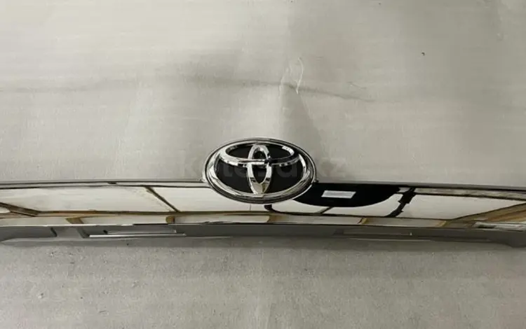 Накладка крышки багажника на Toyota Camry за 7 007 тг. в Шымкент