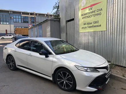 Toyota Camry 2020 года за 13 000 000 тг. в Алматы – фото 2