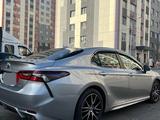 Toyota Camry 2022 года за 13 500 000 тг. в Алматы – фото 3