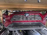Бампер передний Toyota Rav4 в сборе бу оригинал за 100 тг. в Алматы