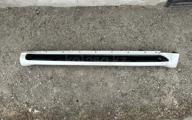 Подножка порог правыый за 1 110 тг. в Алматы
