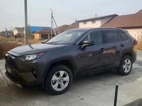 Toyota RAV4 2022 года за 16 500 000 тг. в Атырау