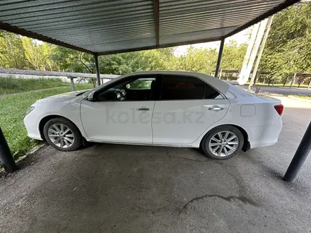 Toyota Camry 2014 года за 10 150 000 тг. в Актобе – фото 3