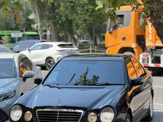 Mercedes-Benz E 320