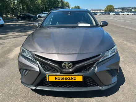Toyota Camry 2020 года за 9 568 000 тг. в Алматы – фото 2