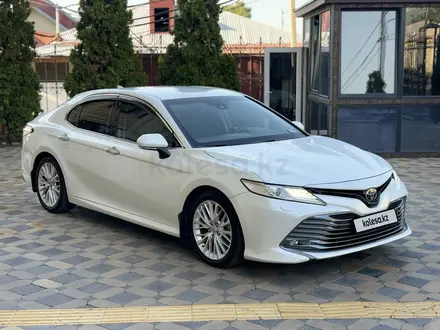 Toyota Camry 2018 года за 14 000 000 тг. в Алматы – фото 2