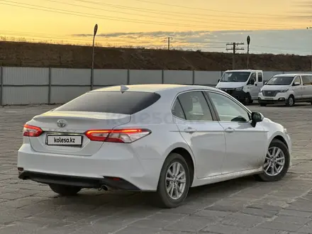 Toyota Camry 2020 года за 12 300 000 тг. в Атырау – фото 2