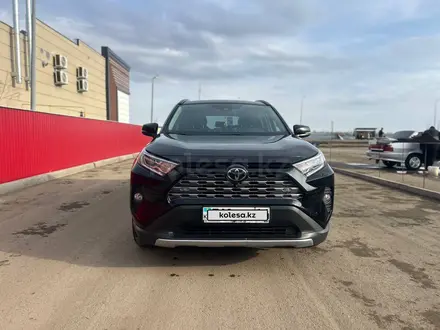 Toyota RAV4 2021 года за 18 100 000 тг. в Актобе