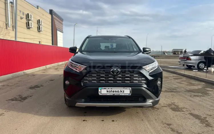 Toyota RAV4 2021 года за 18 100 000 тг. в Актобе