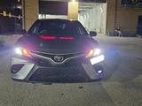 Toyota Camry 2020 года за 13 000 000 тг. в Актобе – фото 3