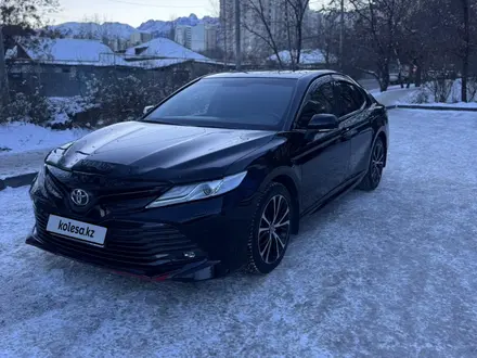 Toyota Camry 2020 года за 14 900 000 тг. в Алматы – фото 2