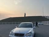 Mercedes-Benz C 240 2001 года за 3 700 000 тг. в Шымкент – фото 2