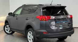 Toyota RAV4 Prestige 2015 года за 9 790 000 тг. в Астана – фото 2