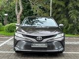 Toyota Camry 2018 года за 14 950 000 тг. в Алматы – фото 2
